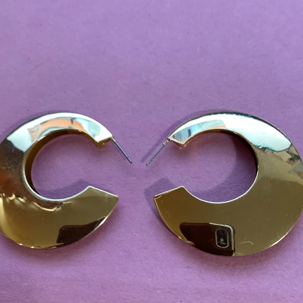 Beautiful earrings 1 1/2”